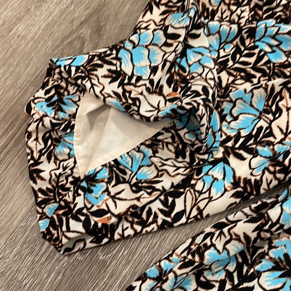 Elizabeth and James bell flutter sleeve top blouse size medium M - Picture 4 of 4